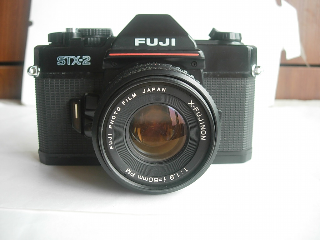 较新富士STX--2单反相机带50mmf1.9镜头，全机械快门，收藏使用