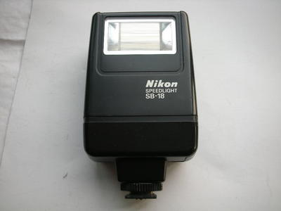 很新尼康SB18闪光灯，有TTL闪光，可配各种胶片和数码相机