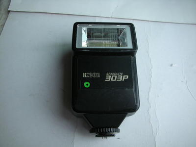 较新理光303P闪光灯，指数达到30，可配理光等胶片和数码相机