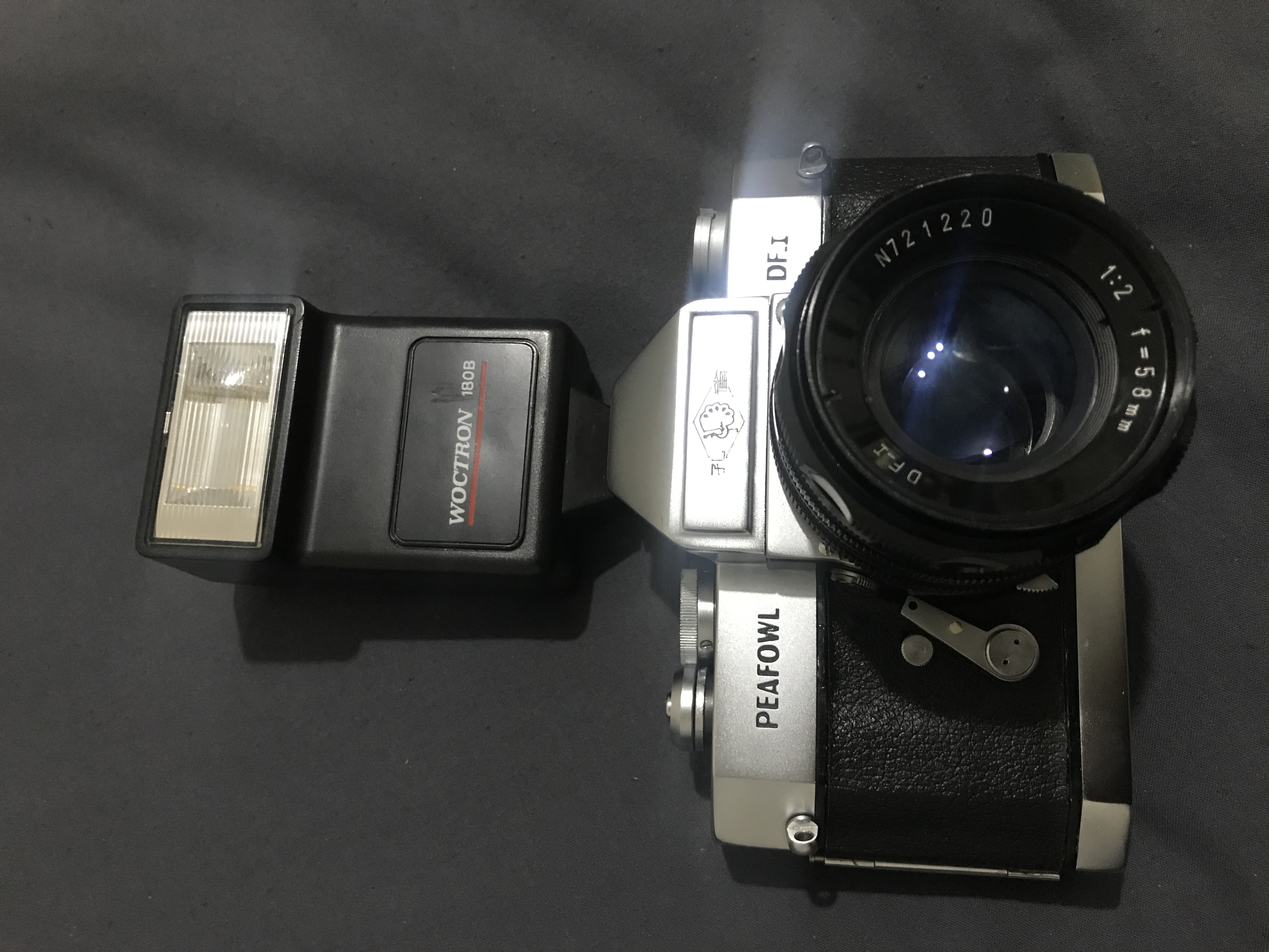 孔雀df-1胶片相机 机械相机套机带闪光灯
