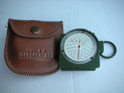 很新哈尔滨生产金属制造军绿色指南针，有皮套，收藏使用