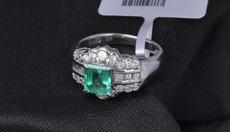 特价1.0CT哥伦比亚祖母绿宝石PT850铂金镶钻戒指14号H439