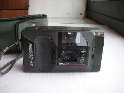 很新理光30D经典定焦镜头相机，收藏使用，送相机套