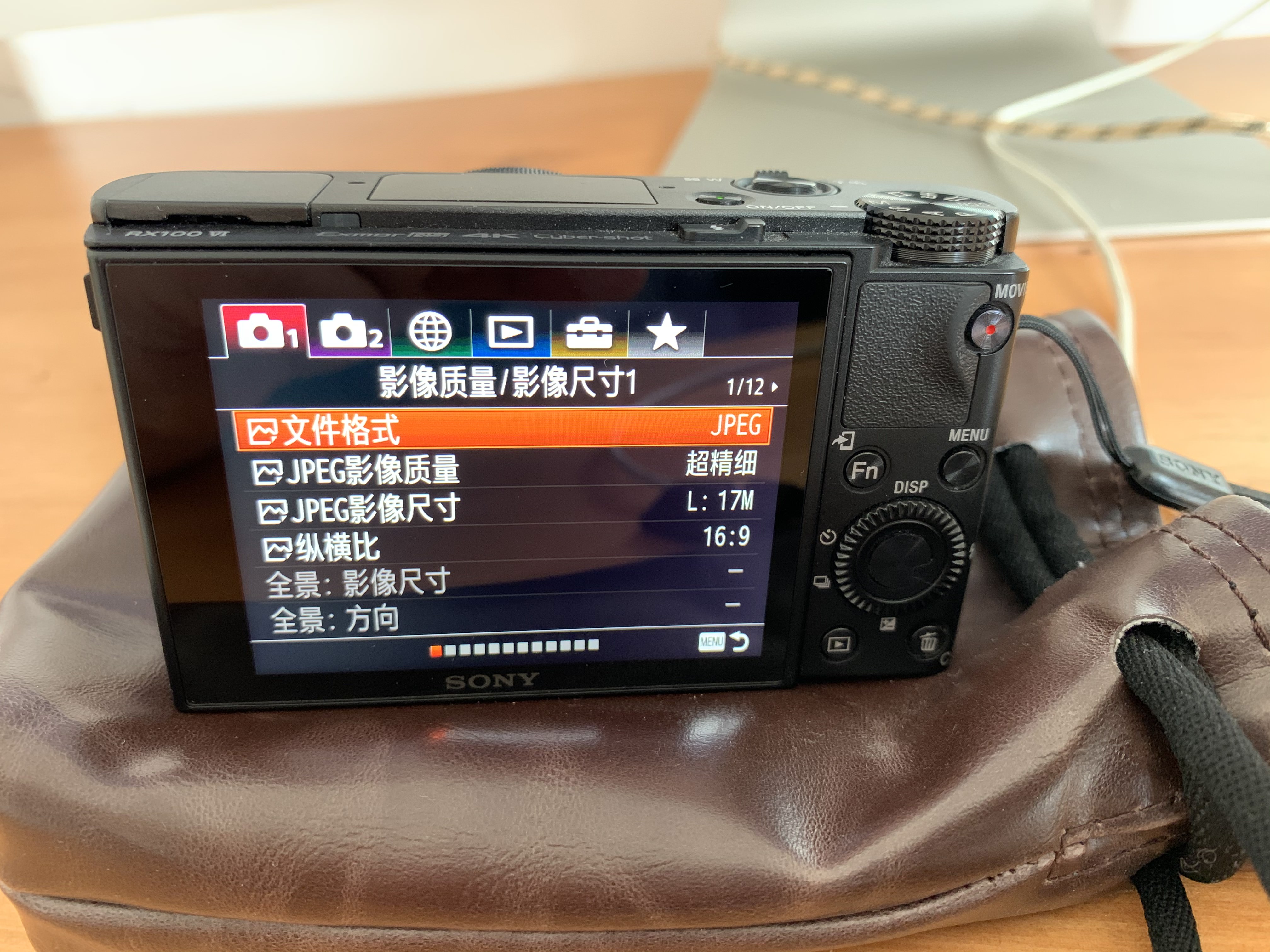 【索尼黑卡RX100 M6相机】赠原装SD卡与包