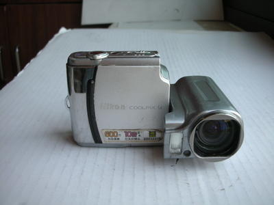 较新尼康 S10可翻转镜头数码相机