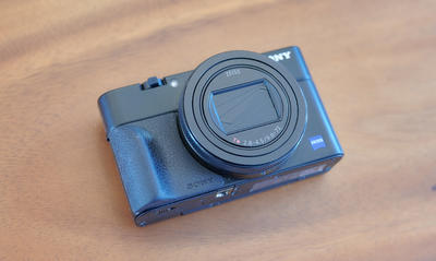 索尼RX100M6 黑卡6代 ( 含包装 SD卡 电池 充电盒 相机包 腕带 )