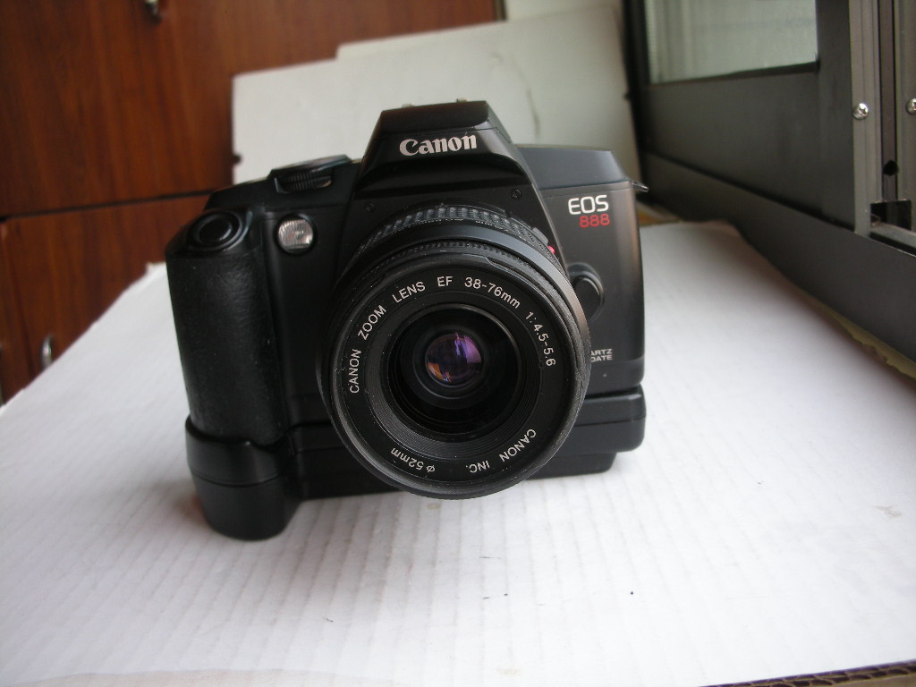 很新佳能EOS888单反相机带38--76mm镜头，有电池手柄