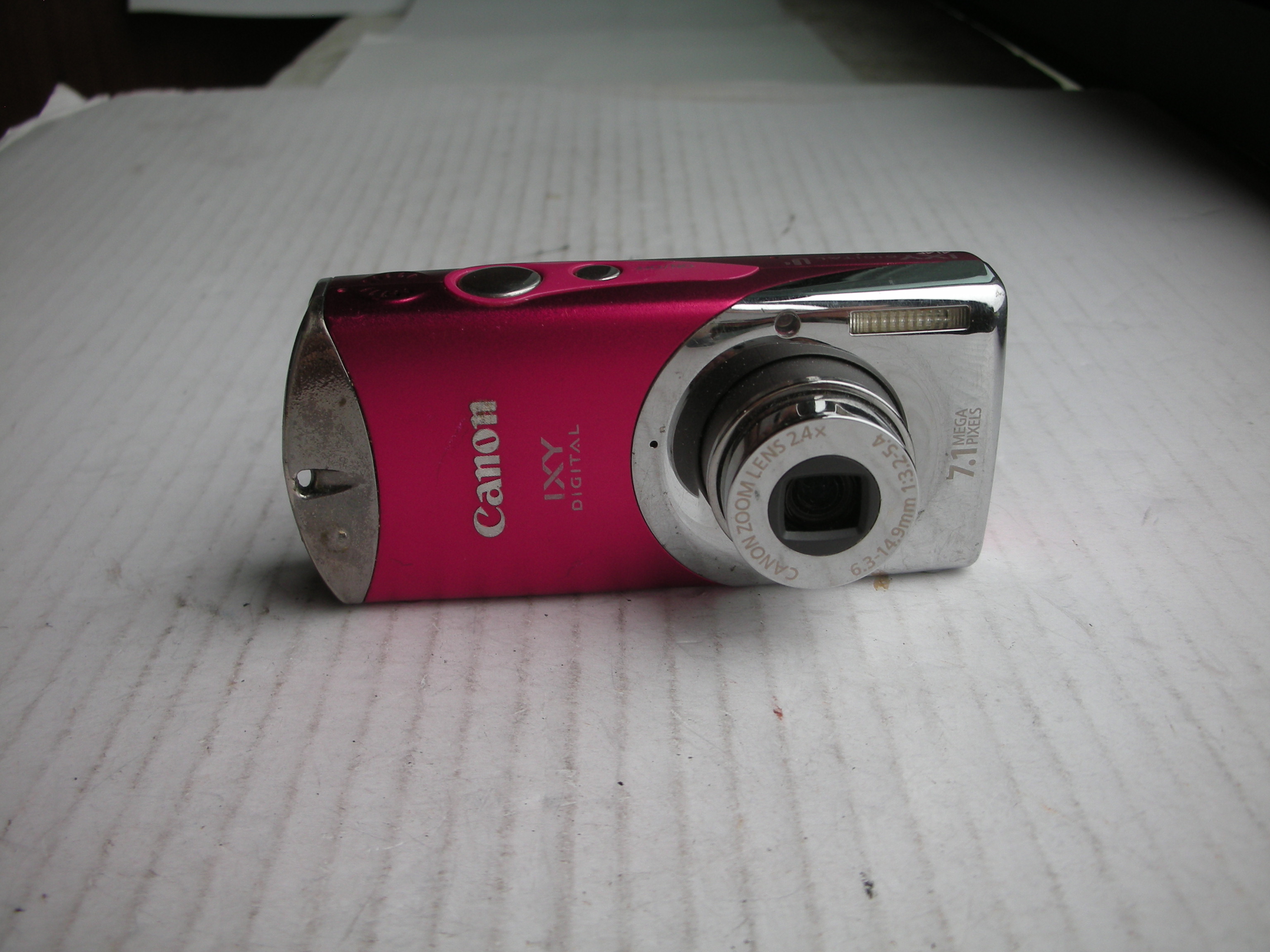 很新佳能玫瑰红色PC1205数码相机，极小巧，使用收藏上品