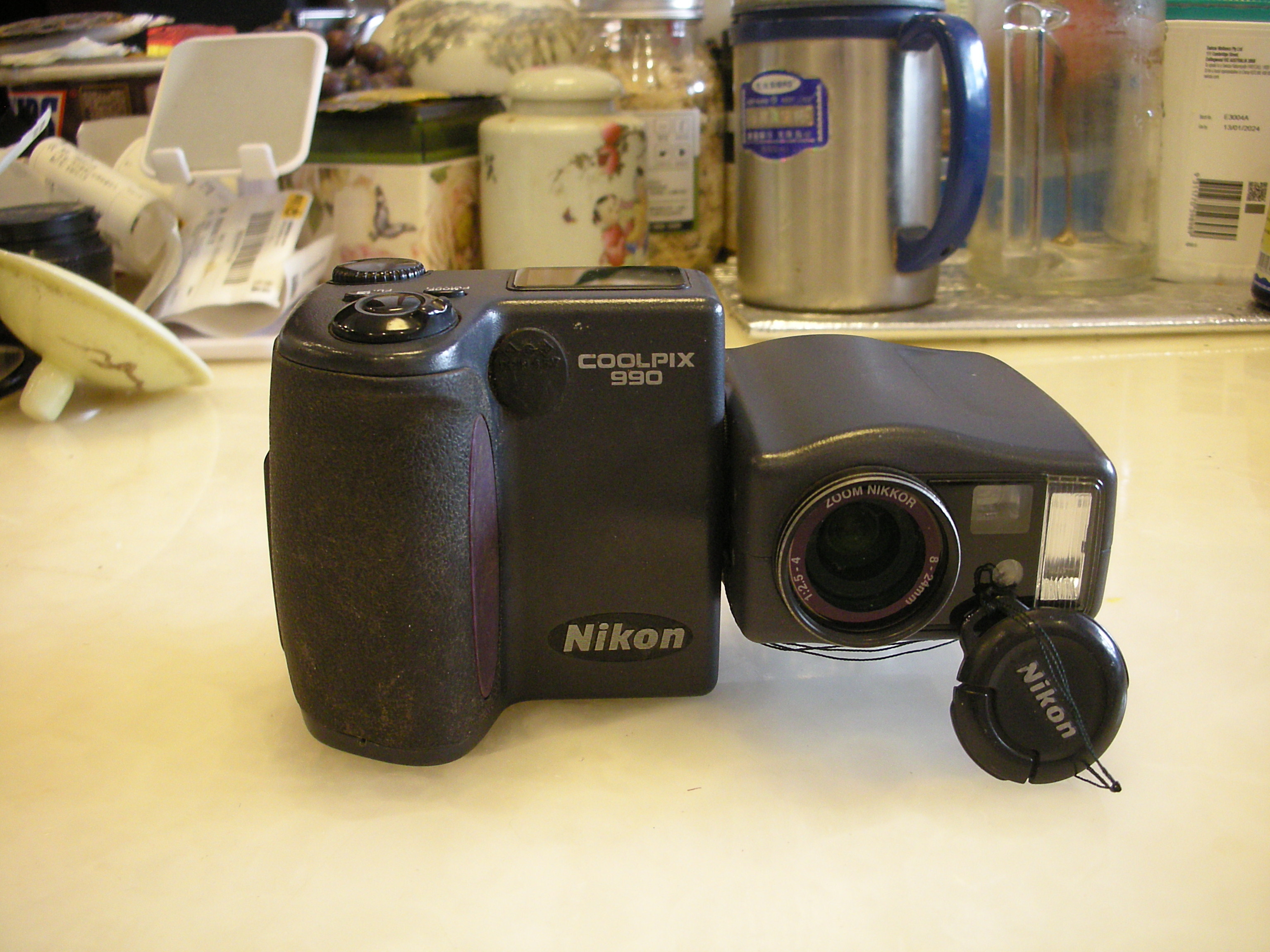 很新尼康 990数码相机，CCD成像，可以翻转取景器