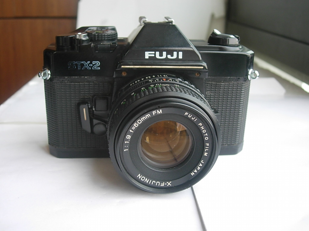 较新富士STX--2单反相机带50mmf1.9镜头，全机械快门，收藏使用