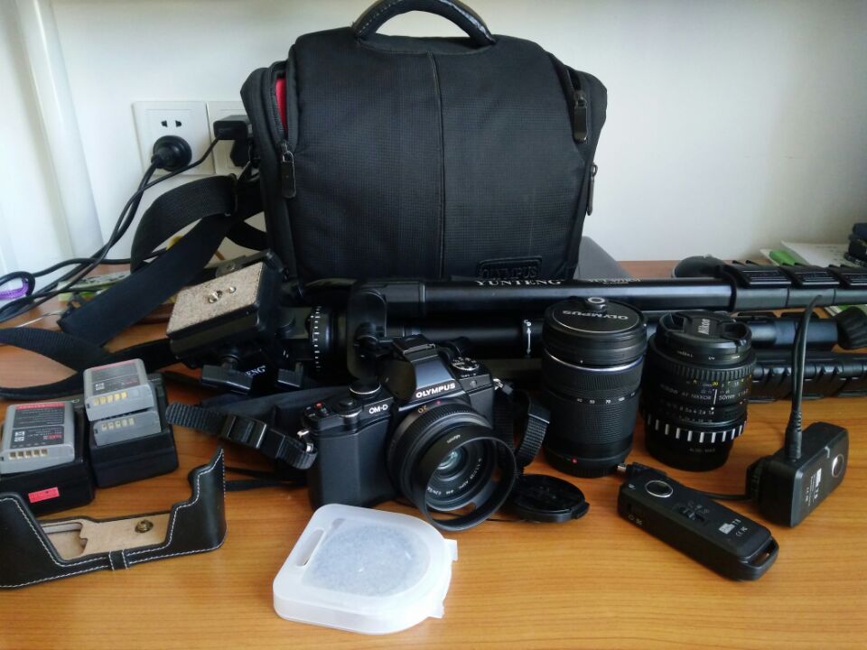 奥林巴斯 E-M5+3个镜头+相机包+三脚架+无线快门，打包灭门