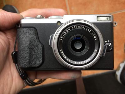 出一台全包装近全新的富士X70数码相机