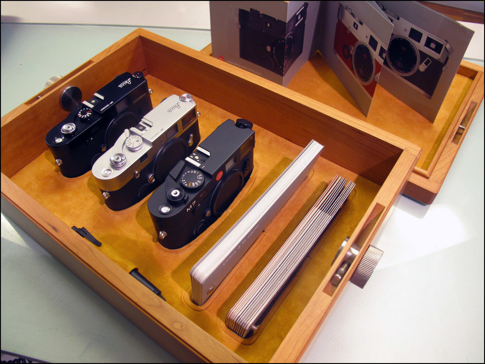 徕卡 Leica à la carte 套装，展示木盒连三台定制MP/M7机器
