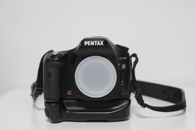 9新PENTAX宾得K200D相机+原装手柄+电池+内存卡