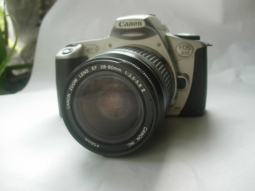 较新佳能EOS300单反相机带28--80mm镜头