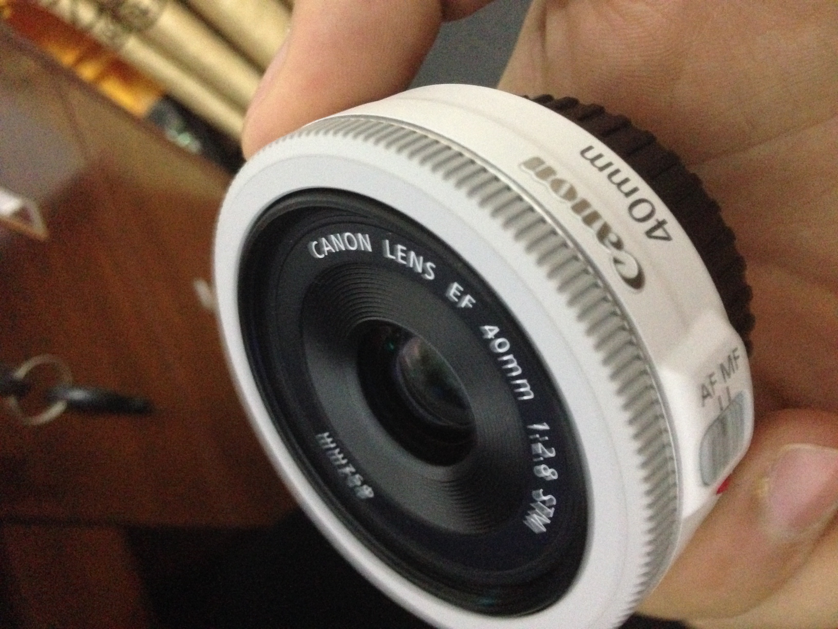 学生党的单反，出售闲置一个40mm的镜头，99新，只试用过