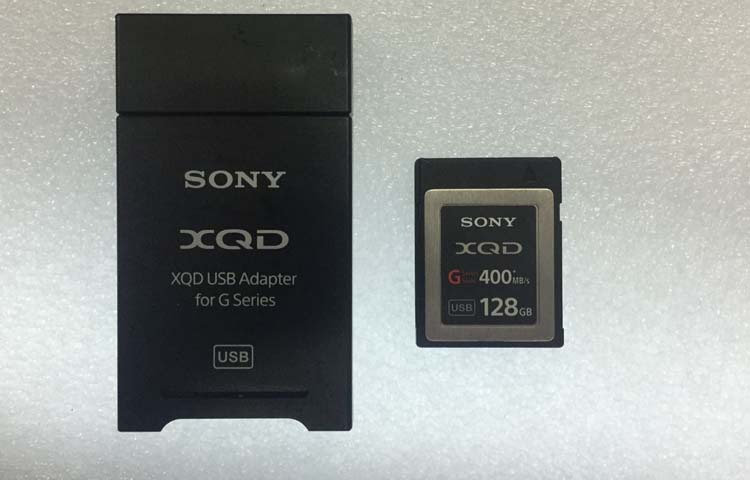 出一张SONY 128G XQD卡，送读卡器。