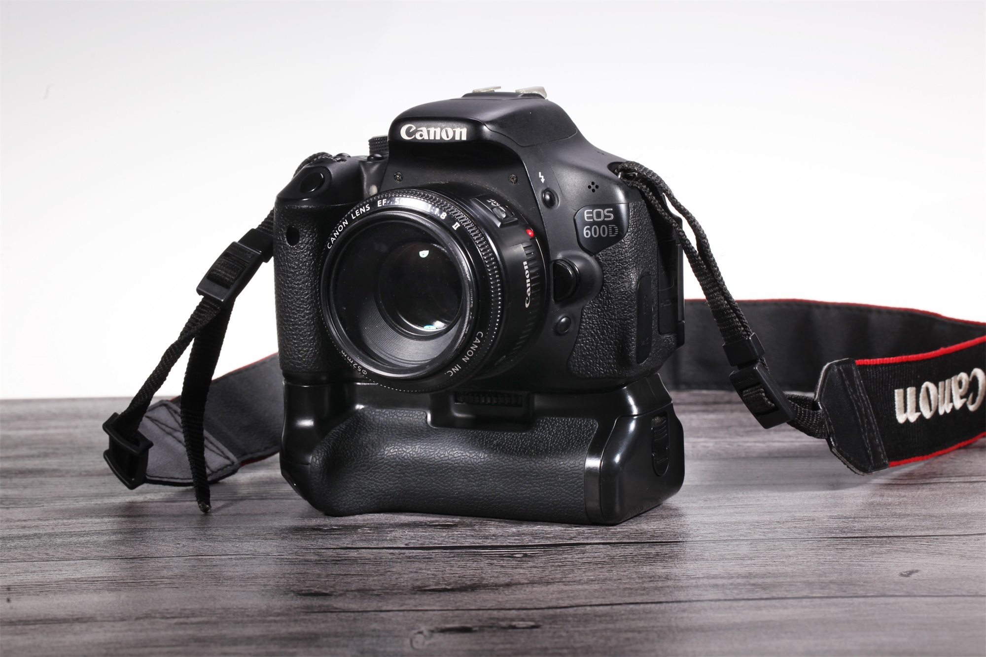 佳能EOS600D单反相机98成新+50mm镜头+手柄便宜转让