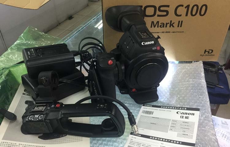 出一台成色新的佳能C100 Mark II摄像机！包装齐全，开机104小时！