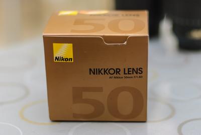 个人使用尼康50mm 1.4 D，非常新，几乎没用过，箱说书齐全，赠尼康原厂UV镜，遮光罩