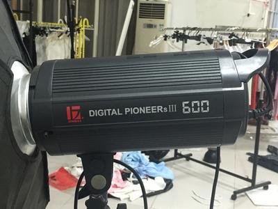 【闲置】金贝 DPSIII-600W 影视闪光灯，送架子 柔光箱 引闪器