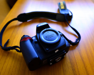 出售尼康D90单反相机+标配镜头+腾龙90微距镜头+永诺闪光灯