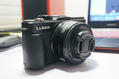 黑色松下 GX1 带Lumix X 14-42mm f/3.5-5.6饼干变焦镜头