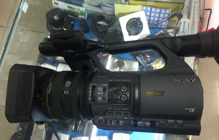 出一台99新的SONY 198P摄像机！