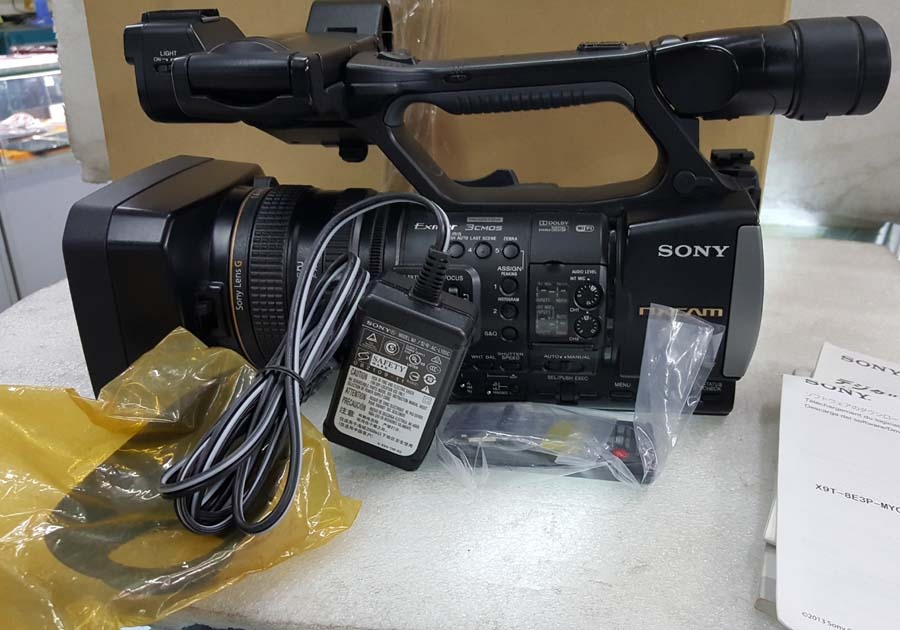 出一台包装齐全的SONY NX3摄像机！