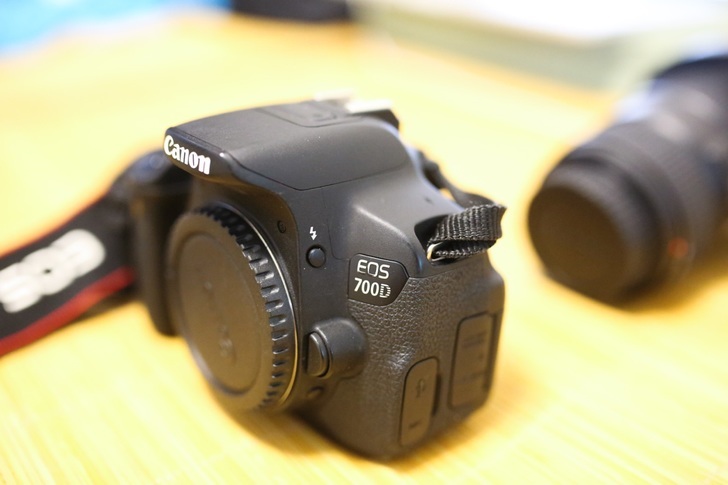 出售自用佳能700d单反相机机身，保管好，成色新。