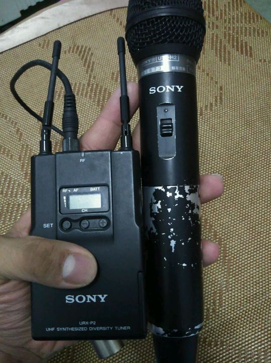  A complete set of urx-p2 utx-h2 wireless microphone and receiver produced by Sony