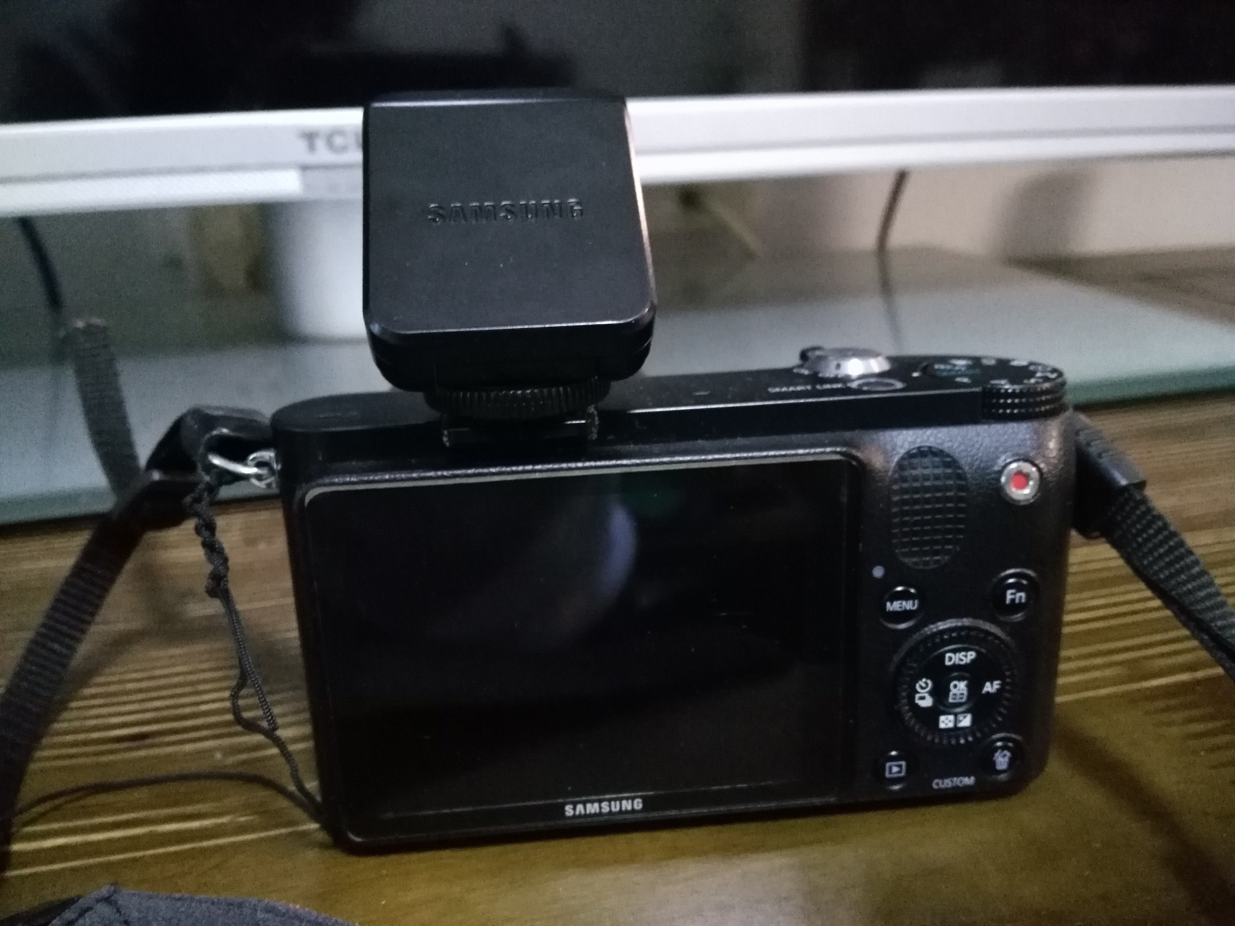 出自用 Samsung NX1000黑色微单+20-50mm镜头，送闪光灯，相机套